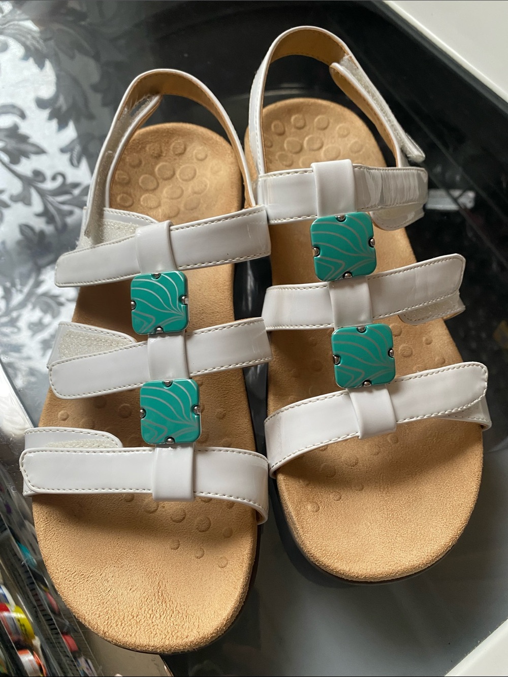 Preowned Vionic White Strappy Sandals with Teal Accents US7 excellent